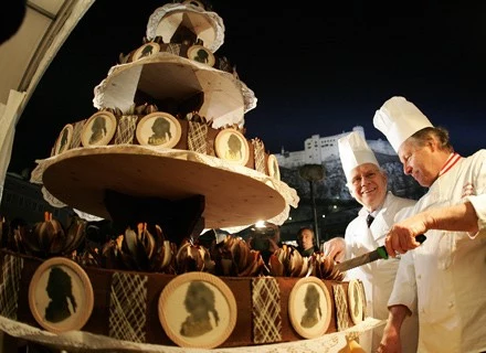 Ten gigantyczny Tort Sachera był przygotowany z okazji 250 rocznicy urodzin Mozarta.