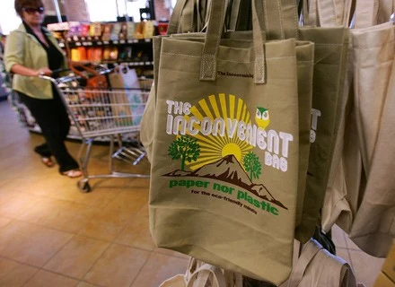 Ekologiczne torby są dostępne w wielu krajach - na zdj. sklep w Kanadzie.