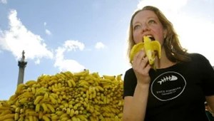 Banany zawierają witaminy z grupy B, witaminę C i magnez, a także tryptofan