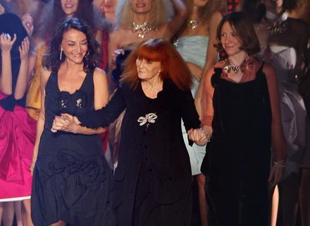 Sonia Rykiel (C), Nathalie Rykiel (L) i projektantka Gabrielle Greiss