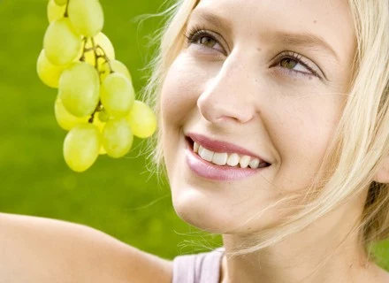 Skórki winogron zawierają resveratrol, który hamuje rozwój tkanki tłuszczowej.