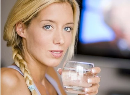 Najlepiej wypijać 1,5 litra wody niegazowanej dziennie