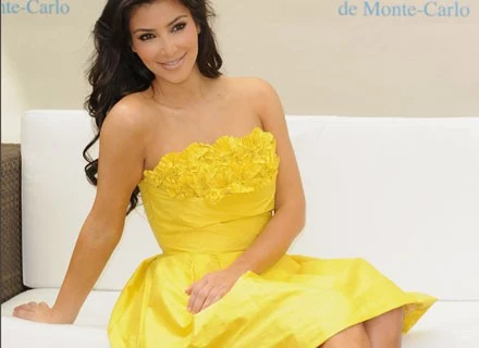 Żółta sukienka podkreśla oryginalną urodę Kim Kardashian