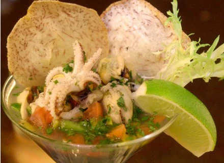 Tajski przysmak Ceviche, czyli owoce morza z warzywami w aromatycznej marynacie z limonki