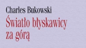 Światło błyskawicy za górą