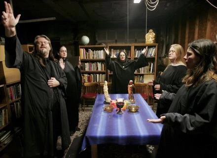 Rytuał przeprowadzany przez współczesnych pogan (czarownice) w Witchcraft School w Illinois.