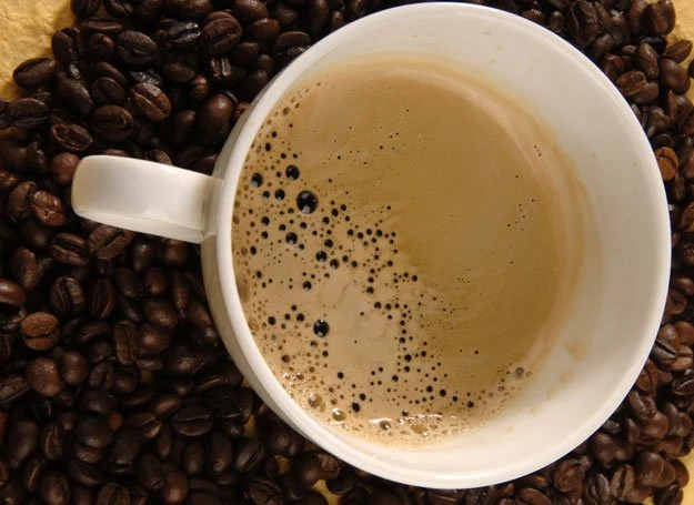 Kawa jest głównym źródłem kofeiny: działa pobudzająco, dotlenia mózg i poprawia koncentrację