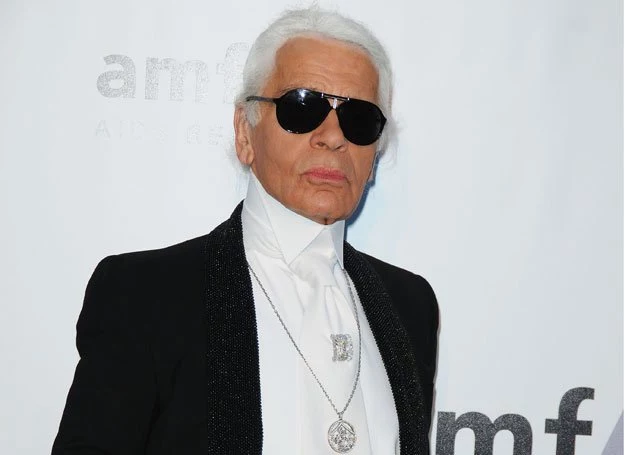 Karl Lagerfeld w nieodłącznych ciemnych okularach