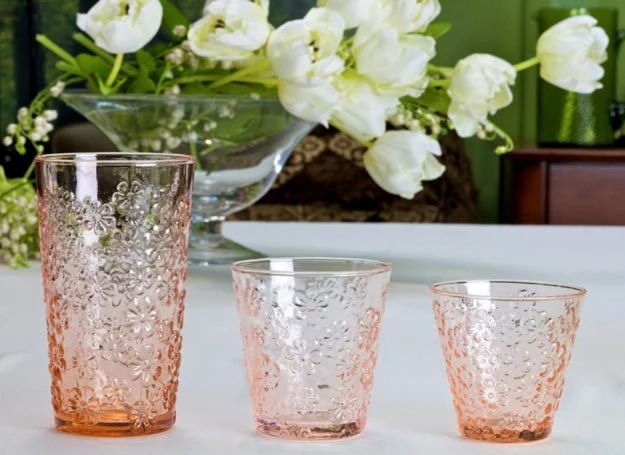 Szklaneczki z kolorowego szkła są idealne do letnich drinków fot. Villa Italia