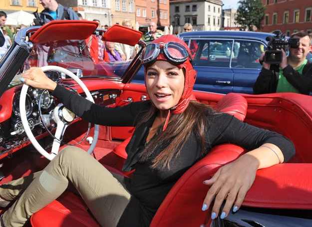 Aktorka uwielbia samochody / fot. A. Szilagyi