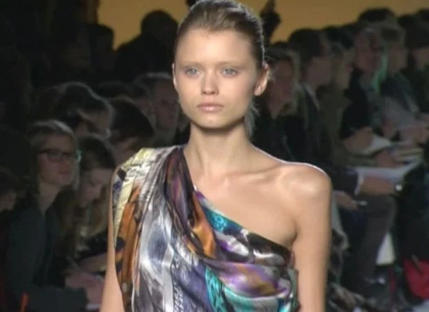 Stroje wieczorowe są nadzwyczajne - krótkie, długie, ozdobione błyskotkami, deseniami? Stroje wieczorowe są nadzwyczajne - krótkie, długie, ozdobione błyskotkami, deseniami?