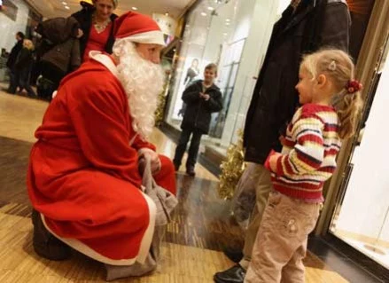 Któż z nas nie zna, zawsze miłego, uśmiechniętego staruszka w czerwonym stroju z siwą brodą...