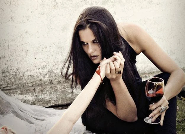 Głównymi bohaterkami są bliźniaczki Alice i Lia Milthorpe, zamożne 16-latki Głównymi bohaterkami są bliźniaczki Alice i Lia Milthorpe, zamożne 16-latki