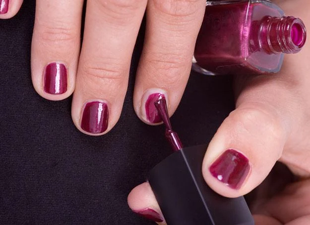 O tej porze roku paznokcie często mają bardzo przesuszone płytki, rozdwajają się i łamią O tej porze roku paznokcie często mają bardzo przesuszone płytki, rozdwajają się i łamią