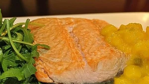 Filet z łososia z pikantną konfiturą i rukolą