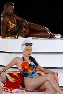 Kreacja: Neon; fot. AFP