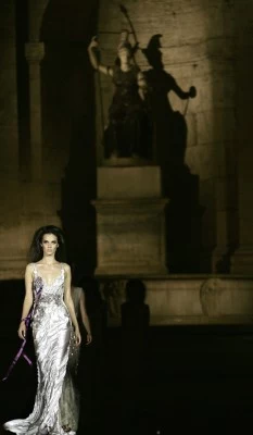 Tydzień Mody w Rzymie, kolekcja jesień/zima 2005/2006 - Alberta Ferretti, fot. AFP Tydzień Mody w Rzymie, kolekcja jesień/zima 2005/2006 - Alberta Ferretti, fot. AFP