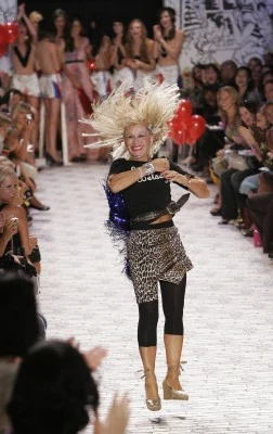Tydzień Mody w Nowym Jorku, wiosna 2006, kreacja: Betsey Johnson, fot. AFP Tydzień Mody w Nowym Jorku, wiosna 2006, kreacja: Betsey Johnson, fot. AFP