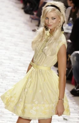 Tydzień Mody w Nowym Jorku, wiosna 2006, kreacja: Betsey Johnson, fot. AFP Tydzień Mody w Nowym Jorku, wiosna 2006, kreacja: Betsey Johnson, fot. AFP