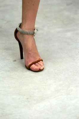 Zobacz też: "Na wysokim obcasie" Balenciaga, fot. East News/ Zeppelin