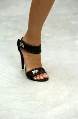 Zobacz też: "Na wysokim obcasie" Balenciaga, fot. East News/ Zeppelin