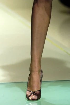 Zobacz też: "Na wysokim obcasie" Versace, fot. East News/ Zeppelin
