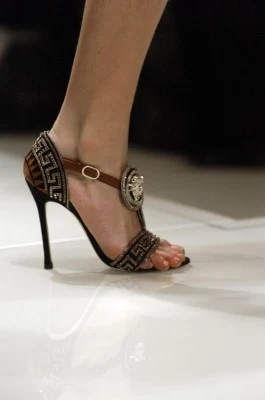 Zobacz też: "Na wysokim obcasie" Versace, fot. East News/ Zeppelin