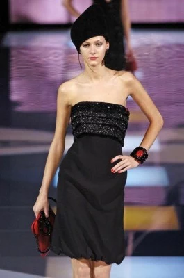 Giorgio Armani - propozycje na wieczór. Zobacz też: "Złota suknia na bal sylwestrowy" fot. East News/ Zeppelin Giorgio Armani - propozycje na wieczór. Zobacz też: "Złota suknia na bal sylwestrowy" fot. East News/ Zeppelin