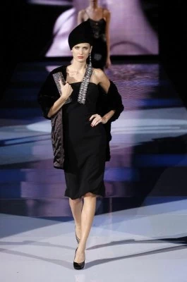 Giorgio Armani - propozycje na wieczór. Zobacz też: "Złota suknia na bal sylwestrowy" fot. East News/ Zeppelin Giorgio Armani - propozycje na wieczór. Zobacz też: "Złota suknia na bal sylwestrowy" fot. East News/ Zeppelin