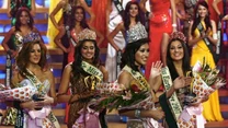 Od lewej: Silvana Santaella Arellano z Wenezueli,  Pooja Chitgopekar z Indii, Miss Earth 2007 - Miss Kanady Jessica Nicole Trisko i Angela Gomez (R) Z Hiszpanii