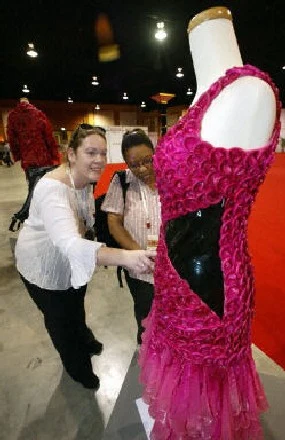 Suknia wieczorowa z prezerwatyw.