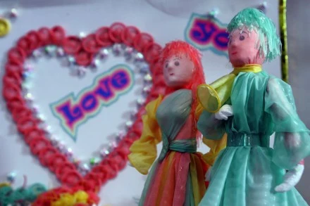 Te laleczki również wykonano z prezerwatyw.