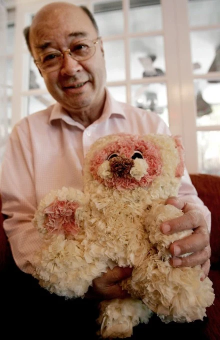 Zrobiony z prezerwatyw miś zachęca do przytulania.