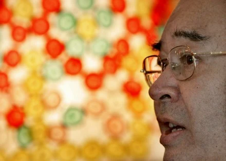 Kiedy zapalamy kondomową lampę pokój wypełnia się kolorami.