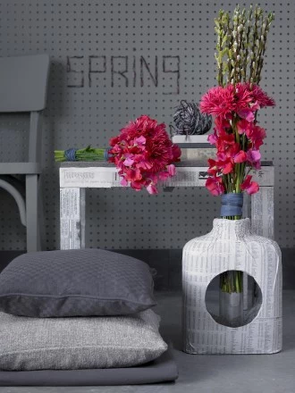 Styl nastrojowy. Pachnący groszek, mini gerbera oraz bazie. Wnętrze zdominowane przez różne odcienie szarości jest bardzo atrakcyjne i spokojne, jednak to kwiaty są elementem, który tworzy nastrój. 