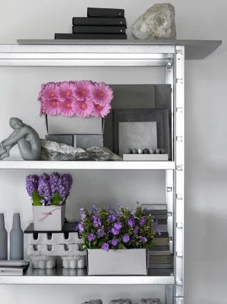 Styl nastrojowy. Flox, hiacynt oraz mini gerbera. Kwiaty są równolegle ułożone w bloki kolorystyczne. Szare pojemniki wtapiają się w tło, jednak kwiatów nie można nie zauważyć. Mocny kolor różowy i fioletowy skupiają na sobie uwagę. 