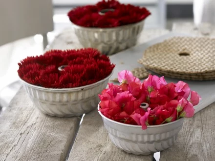 Styl nastrojowy. Groszek i mini gerbera. Kuchenne przybory - w tym przypadku foremka do pieczenia -mogą być użyte do dekoracji kwiatowej.