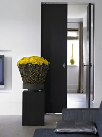 Styl nowoczesny. Bazie i gerbera. Proste, pionowe linie tej geometrycznej kompozycji ułożonej z gerber i bazi sprawiają, że jest ona perfekcyjna. 