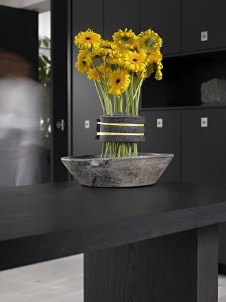 Styl nowoczesny. Gerbera. Nonszalancko przewiązany bukiet gerber o zwiniętych płatkach przyciąga uwagę swoim kształtem i kolorem. Wygląda niczym wschodzące słońce, zapowiadając nadejście wiosny. 