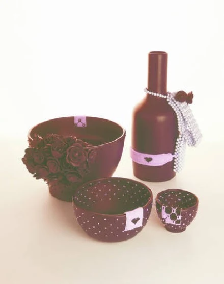 Zestaw ceramiczny Beads & Pieces, proj. Hella Jongerius we współpracy z grupą peruwiańskich artystów. Artecnica