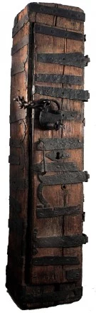 Kłoda, skarbona, drewno drążone, żelazo, XIII/XIV w. Kłoda, skarbona, drewno drążone, żelazo, XIII/XIV w.