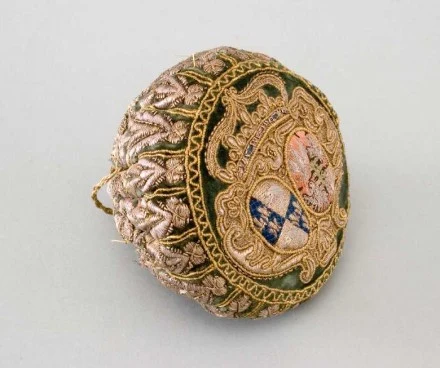 Fot. Muzeum Narodowe w Krakowie dla Jacobs Krönung. Jałmużniczka należąca do Marii Józefy, córki Augusta III, Paryż, po 1747 r. Fot. Muzeum Narodowe w Krakowie dla Jacobs Krönung. Jałmużniczka należąca do Marii Józefy, córki Augusta III, Paryż, po 1747 r.