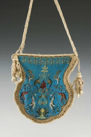 Fot. Muzeum Narodowe w Krakowie dla Jacobs Krönung. Ridicule haftowana szklanymi paciorkami, Polska, początek XIX w. Fot. Muzeum Narodowe w Krakowie dla Jacobs Krönung. Ridicule haftowana szklanymi paciorkami, Polska, początek XIX w.