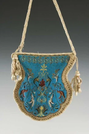 Fot. Muzeum Narodowe w Krakowie dla Jacobs Krönung. Ridicule haftowana szklanymi paciorkami, Polska, początek XIX w. Fot. Muzeum Narodowe w Krakowie dla Jacobs Krönung. Ridicule haftowana szklanymi paciorkami, Polska, początek XIX w.