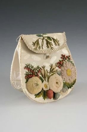 Fot. Muzeum Narodowe w Krakowie dla Jacobs Krönung. Torebka zdobiona kwiatami z gazy, Polska, około 1820 r. Fot. Muzeum Narodowe w Krakowie dla Jacobs Krönung. Torebka zdobiona kwiatami z gazy, Polska, około 1820 r.