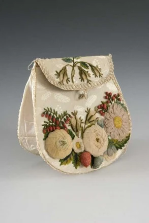Fot. Muzeum Narodowe w Krakowie dla Jacobs Krönung. Torebka zdobiona kwiatami z gazy, Polska, około 1820 r. Fot. Muzeum Narodowe w Krakowie dla Jacobs Krönung. Torebka zdobiona kwiatami z gazy, Polska, około 1820 r.