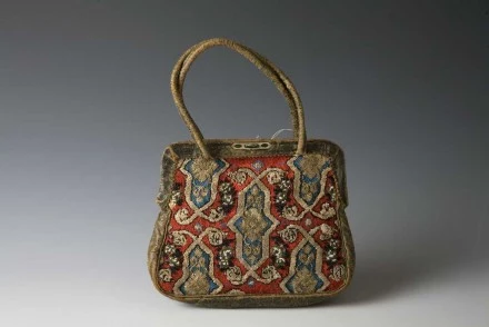Fot. Muzeum Narodowe w Krakowie dla Jacobs Krönung. Torebka podróżna haftowana wełną i szklanymi paciorkami, Polska, około 1850-1860. Fot. Muzeum Narodowe w Krakowie dla Jacobs Krönung. Torebka podróżna haftowana wełną i szklanymi paciorkami, Polska, około 1850-1860.