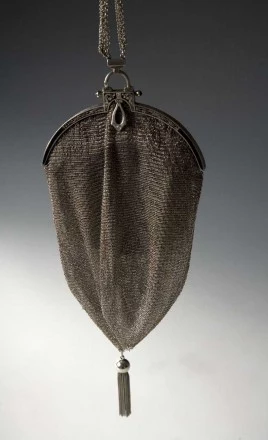 Fot. Muzeum Narodowe w Krakowie dla Jacobs Krönung. Torebka wieczorowa z siatki srebrnej, Niemcy, około 1920 r. Fot. Muzeum Narodowe w Krakowie dla Jacobs Krönung. Torebka wieczorowa z siatki srebrnej, Niemcy, około 1920 r.