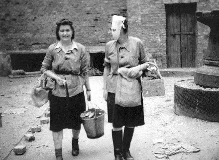 Kummant-Skotnicka Irena, Powstanie Warszawskie, "Jadwiga" (Jadwiga Maydel) i Tula "Maria" (Stefania Engelhardt-Frank), 1944, wł. Muzeum Powstania Warszawskiego Kummant-Skotnicka Irena, Powstanie Warszawskie, "Jadwiga" (Jadwiga Maydel) i Tula "Maria" (Stefania Engelhardt-Frank), 1944, wł. Muzeum Powstania Warszawskiego