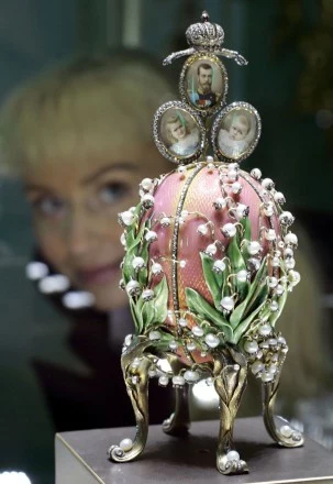 Lilies of the valley Egg (1898) - prezent Mikołaja II dla matki Marii Fjodorowej. Lilies of the valley Egg (1898) - prezent Mikołaja II dla matki Marii Fjodorowej.